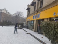 河南郑州（公司）北城分局（分公司）客户经理顶风冒雪送服务